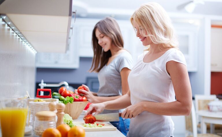 women-preparing-lunch1